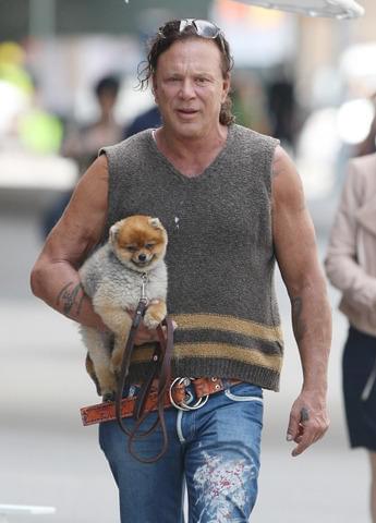 愛犬家のチンギス・ハーンを演じる