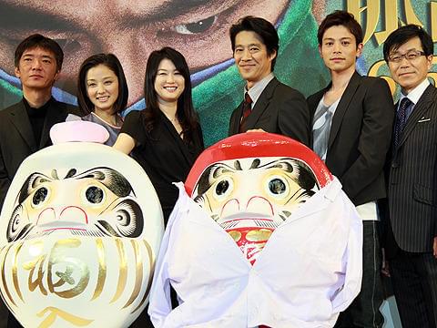 白衣とナースキャップのダルマに目を入れてヒット祈願