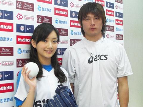 波瑠「ソフトボーイ」PRで始球式 西武・涌井も「100点！」