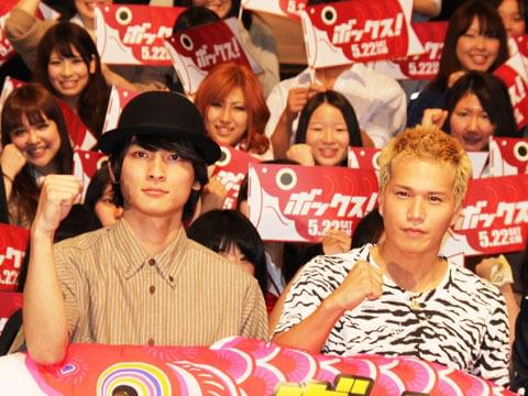 写真撮影後、握手を求められモミクチャに…