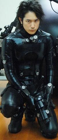 松山ケンイチ、1着50万円“GANTZ”スーツ姿を初披露