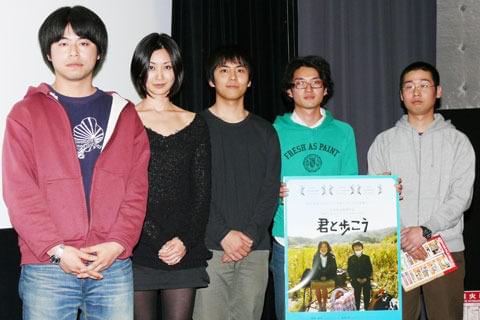 ハンバーガー差し入れに主演キャスト歓喜 「君と歩こう」封切り