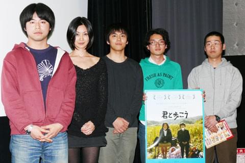 ハンバーガー差し入れに主演キャスト歓喜 「君と歩こう」封切り