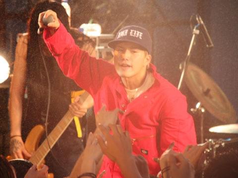 市原隼人、雨中のライブで観客へダイブ！