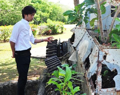 日本軍の戦車に見入る竹野内