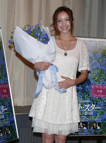 豊田エリー、柳楽優弥との新婚生活に「毎日本当に幸せ」とニッコリ