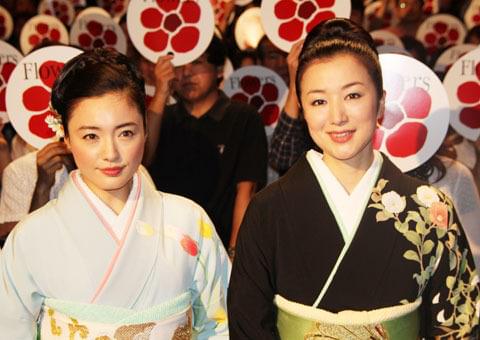 仲間由紀恵＆鈴木京香“母娘”、着物姿で笑顔の主演作初日