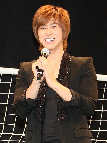 東方神起ユンホ、主演ドラマのイベントで元気な姿 新たな挑戦にも意欲