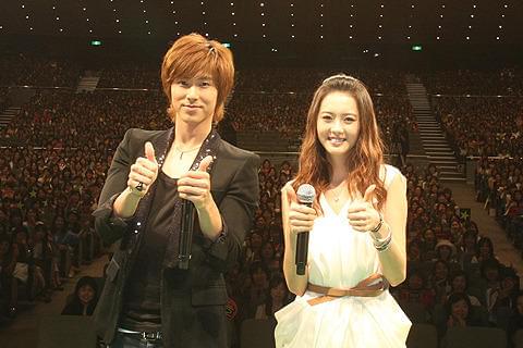 ファンと一緒に記念撮影