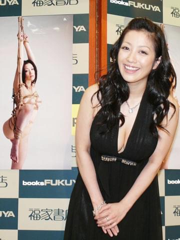 小向美奈子、「花と蛇3」SM緊縛写真集を「すごい内容」と自画自賛