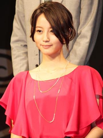 町娘役の堀北は、水をまくシーンに四苦八苦