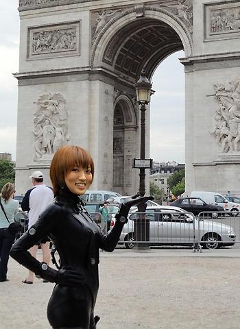 GANTZスーツ姿の夏菜にも仏ファン熱狂