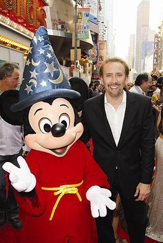 来日決定のニコラス・ケイジ、ミッキーマウスとツーショット