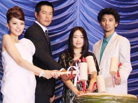 大ヒットを祈願し、鏡割りが行われた