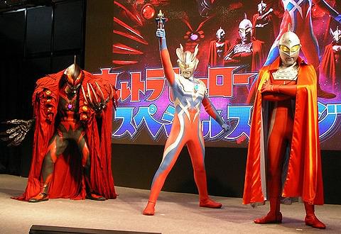 新旧・善悪のウルトラマンが3ショット！