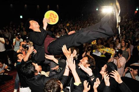 小栗旬、初監督作初日に感動の胴上げ