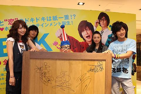 大阪名物・くいだおれ太郎、首だけ出して相武紗季らと対面