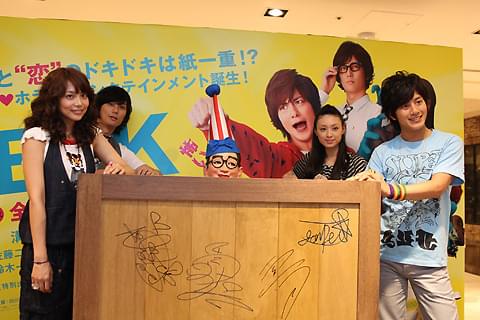 大阪名物・くいだおれ太郎、首だけ出して相武紗季らと対面