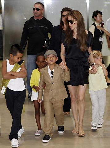 子どもたちとそろって来日！