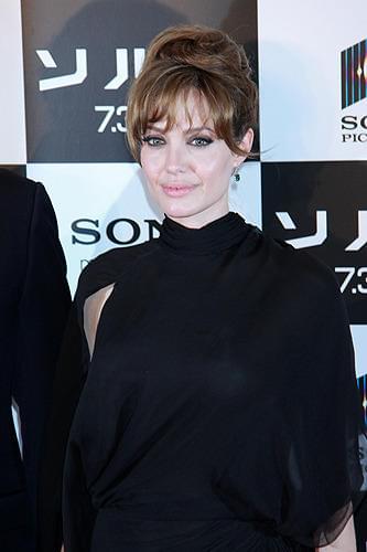アンジェリーナ・ジョリー、大胆セクシードレスでファン魅了