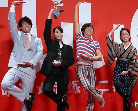 浅野忠信、堀北真希ら、赤塚不二夫さん命日に「シェー」