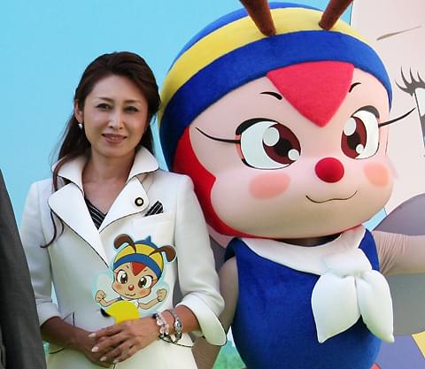 三原じゅん子参議院議員、ハッチとともにミツバチ保護を訴える