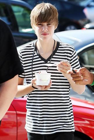 ジャスティン・ビーバー、俳優デビューで死体に抱きつく