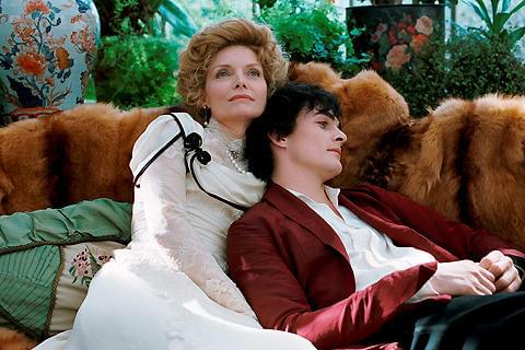 ミシェル・ファイファー52歳で堂々のベッドシーン