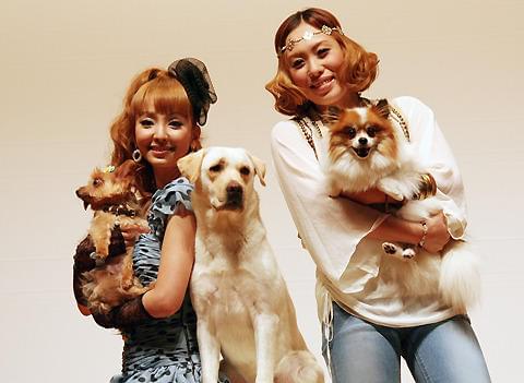 かわいいワンちゃんにメロメロの2人