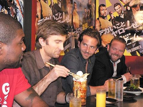 特攻野郎Aチーム、歌舞伎町の居酒屋を突撃訪問し「カンパーイ！」