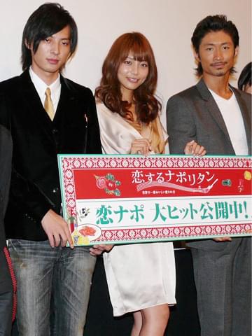 相武紗季、眞木＆塚本と一緒にヒット祈願のケーキ入刀