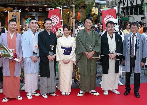 下町を笑いで包む5日間がスタート