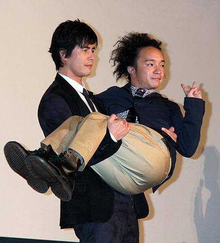 軽々とお姫様だっこ