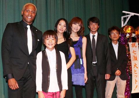 ダンテ・カーバー、出演作初日に新妻が来場し大テレ