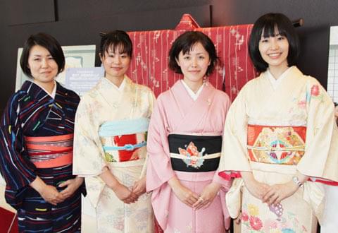 松竹「武士の家計簿」宣伝担当も着物姿でお出迎え