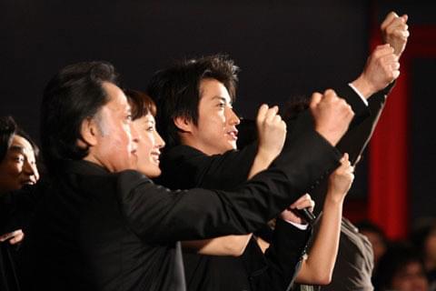 好調な出足にガッツポーズの（左から）北大路欣也、 綾瀬はるか、藤原竜也