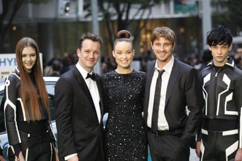 “トロンモデル”を引き連れて登場した ギャレット・ヘドランドとオリビア・ワイルド