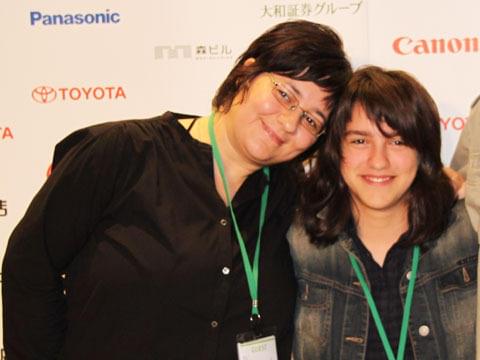 写真撮影でも仲良く寄り添う2人