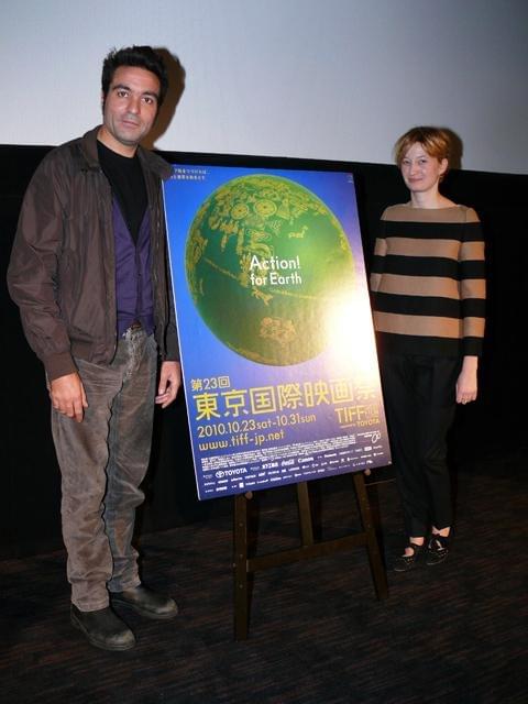 イタリアの俊英監督、ジョーク不発に苦笑い