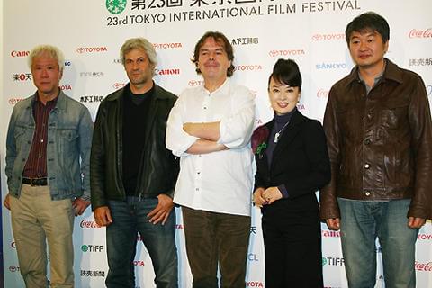 （左から）根岸吉太郎、ドメニコ・プロカッチ、ニール・ジョーダン、 ジュディ・オング、ホ・ジノ