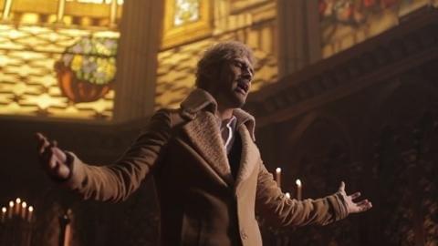 急に起き上がり歌いだすシーン