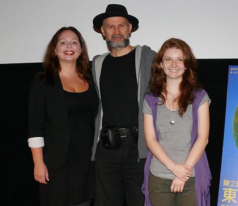 子どもを捜す父親ふたりの旅路を描く