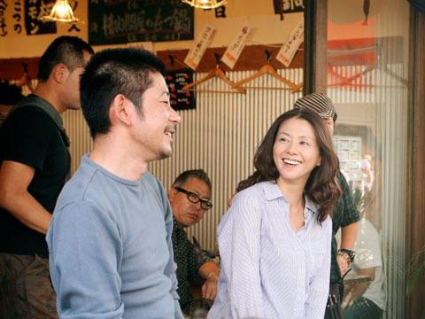 笑顔で語らう小泉と永瀬