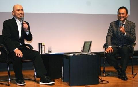 中島信也監督（左）とのトークで盛り上がる渡辺謙