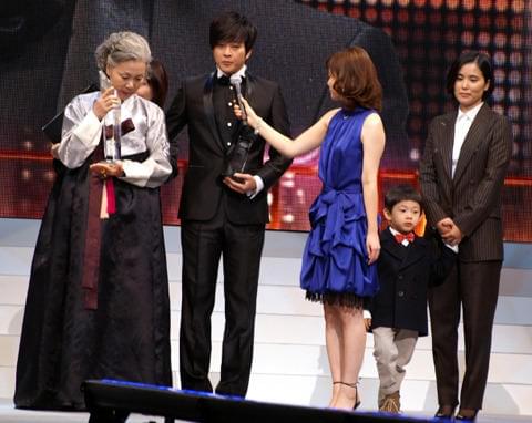 ヨンハさんの母が涙ながらにあいさつ