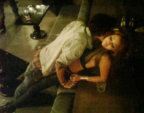 マイリー・サイラス、18歳の誕生日パーティで若手俳優と大胆キス