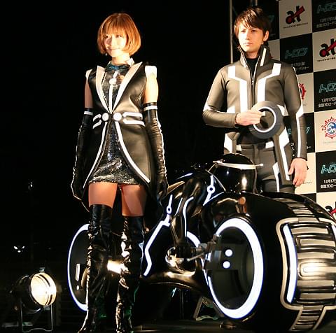 山田優、横浜の街を“トロンブルー”に染める