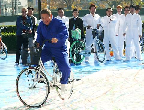 ビートたけし、巨大キャンバス上でアートパフォーマンス披露