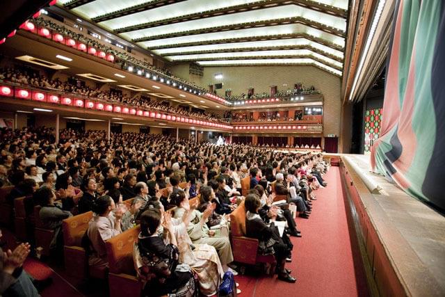 千穐楽で最後の演目「助六由縁江戸桜」が 終わった直後の場内の様子