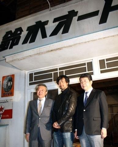 鈴木オートのセットの前で（左から）阿部秀司氏、 山崎貴監督、奥田誠治氏